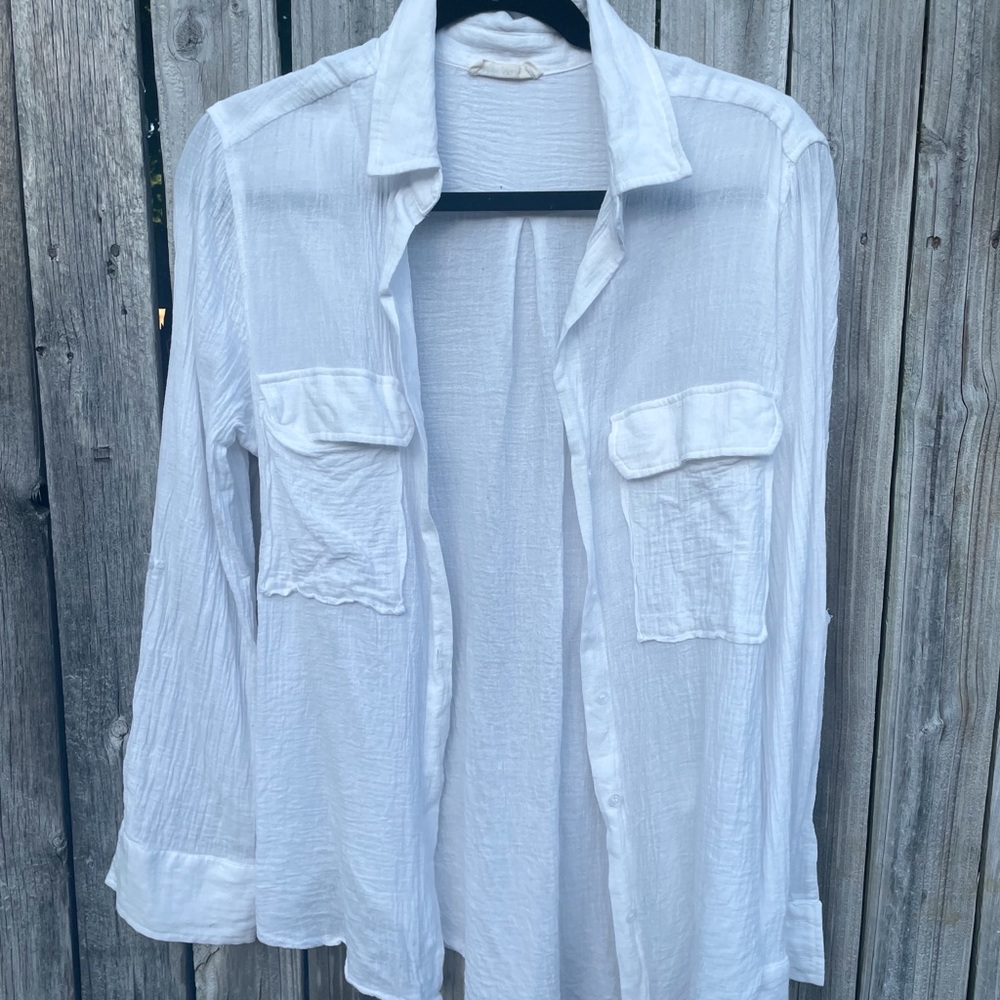 Millibon. White long sleeve button up top.